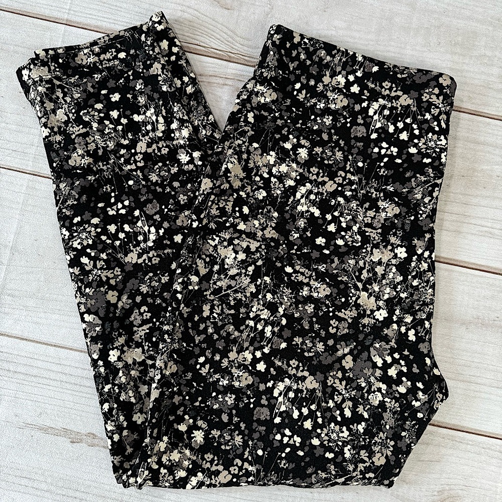 Weekends by Chico’s Black & Tan Floral Knit Elastic Waist Ankle Pants Size 1/M